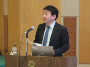 講演する日本銀行山形事務所　小室昇事務所長